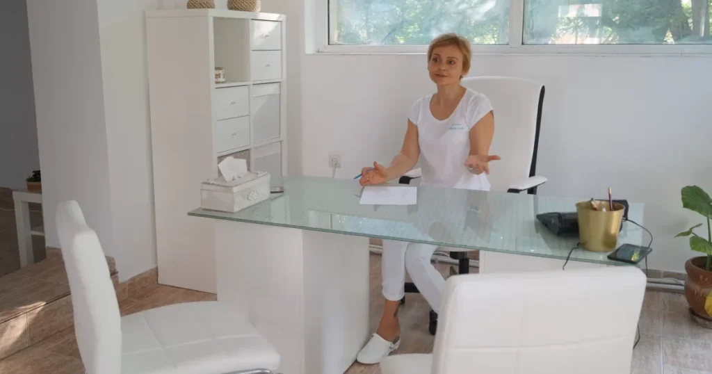 Cristina oferă consultanță înaintea unei proceduri de epilare definitivă laser în Bacău
